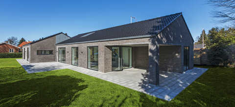 Et forskudt hus giver mange kreative muligheder. Der er både plads til læhjørner og fantastisk lysindfald. Her har man udnyttet formen til at skabe en flot overdækket terrasse. 