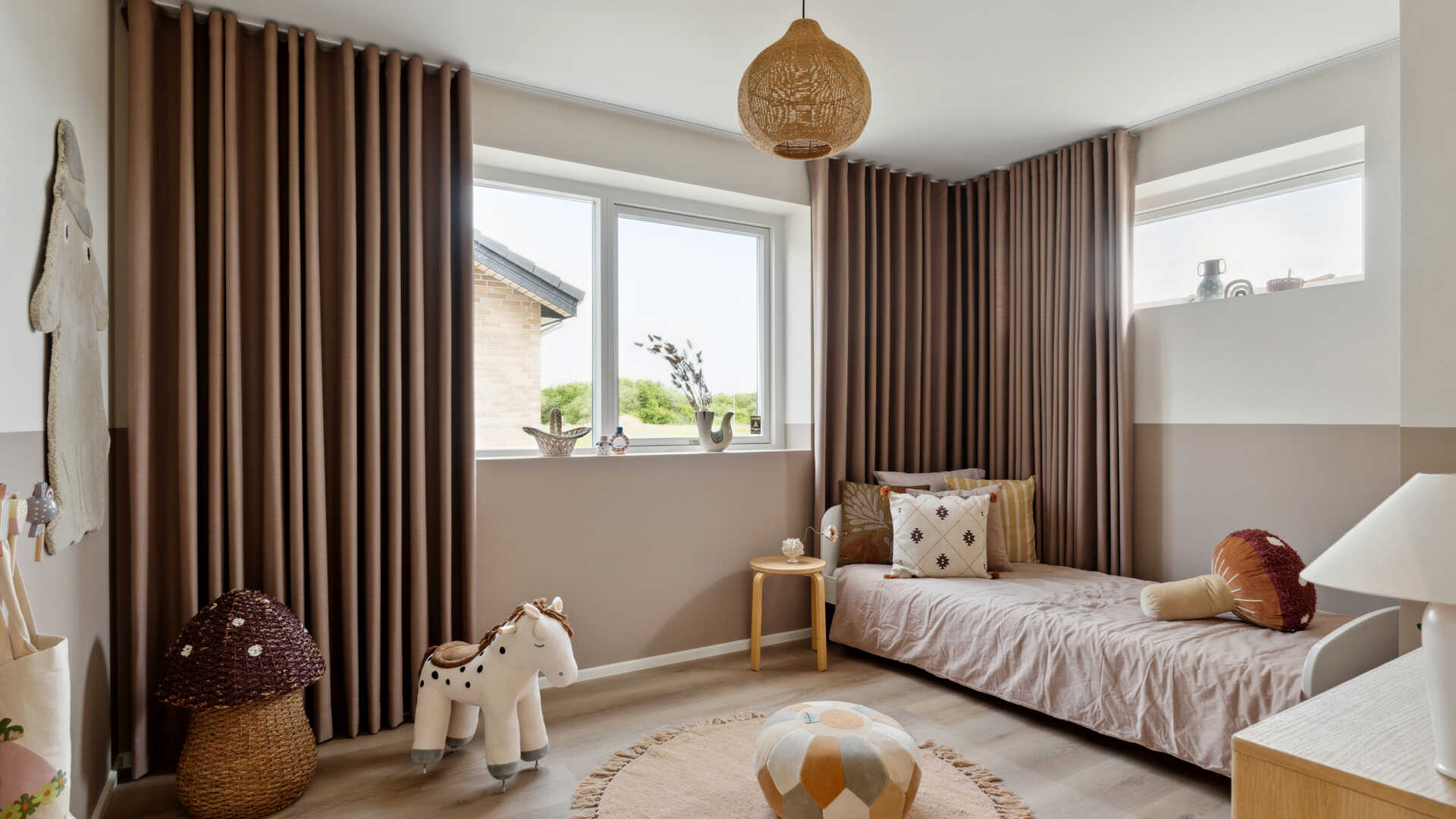 177 m2 moderne parcel med carport og overdækket terrasse