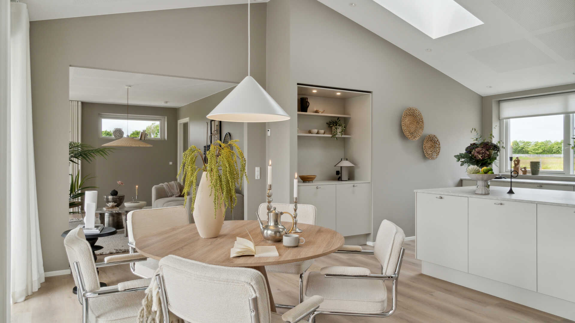 177 m2 moderne parcel med carport og overdækket terrasse