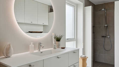 177 m2 moderne parcel med carport og overdækket terrasse