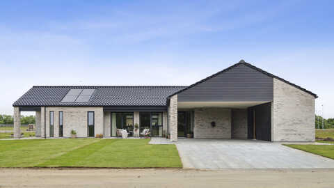 177 m2 moderne parcel med carport og overdækket terrasse