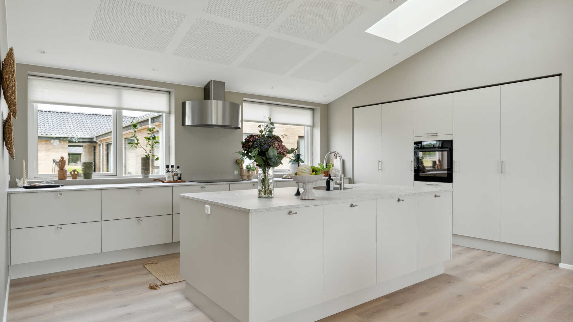 177 m2 moderne parcel med carport og overdækket terrasse