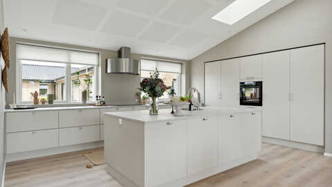 177 m2 moderne parcel med carport og overdækket terrasse