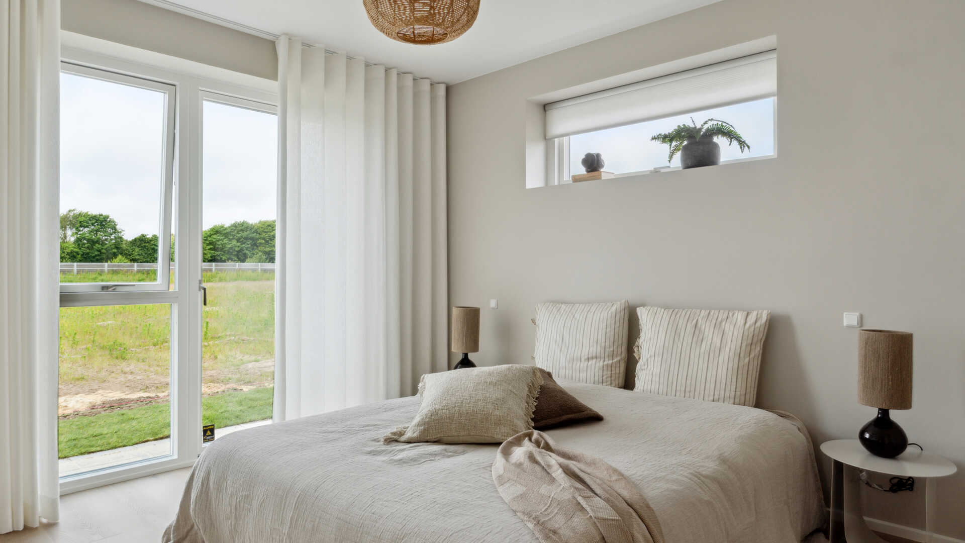 177 m2 moderne parcel med carport og overdækket terrasse