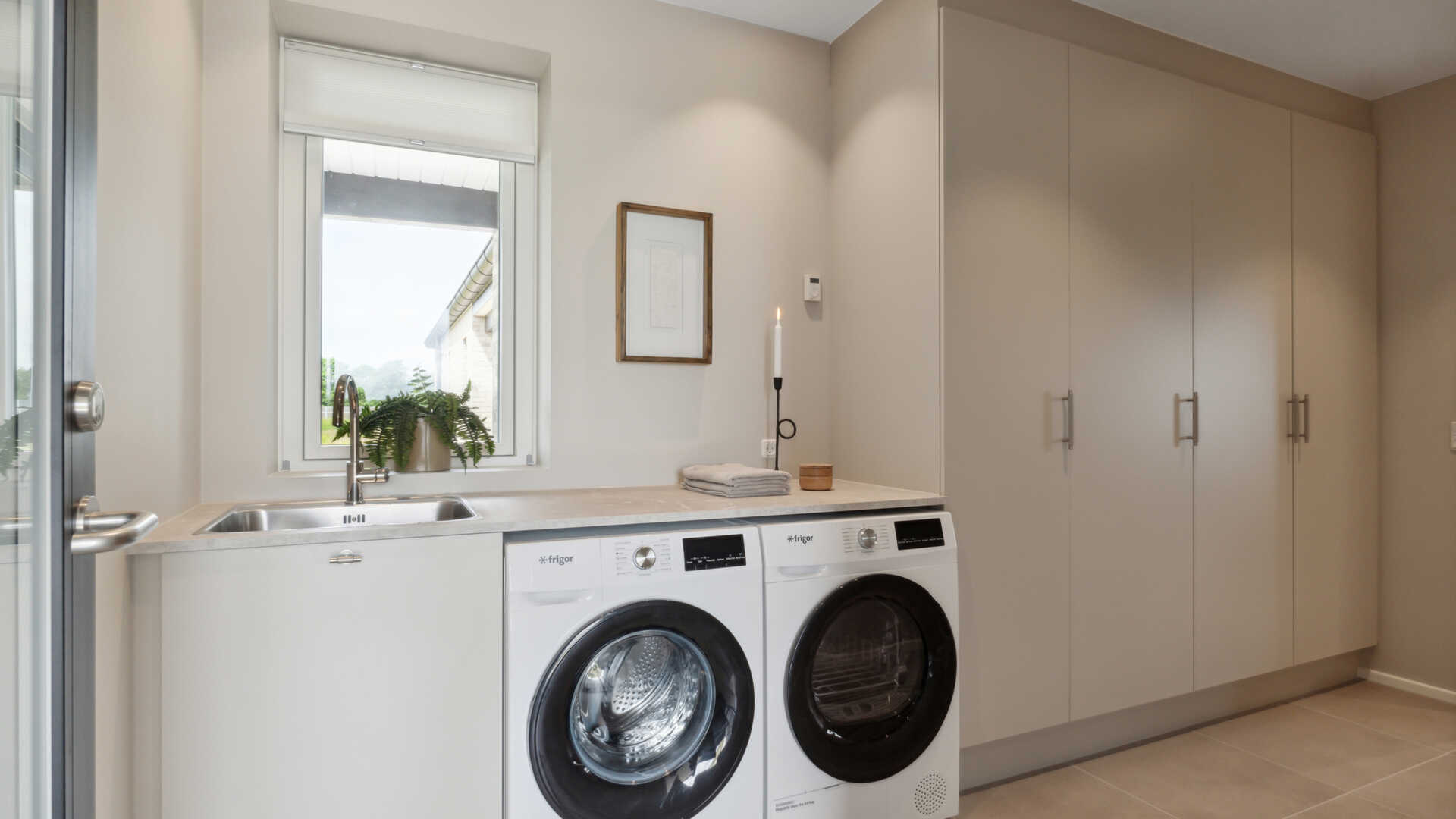 177 m2 moderne parcel med carport og overdækket terrasse