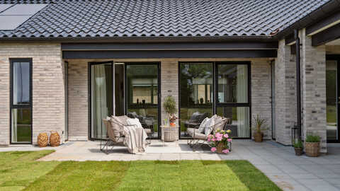 177 m2 moderne parcel med carport og overdækket terrasse