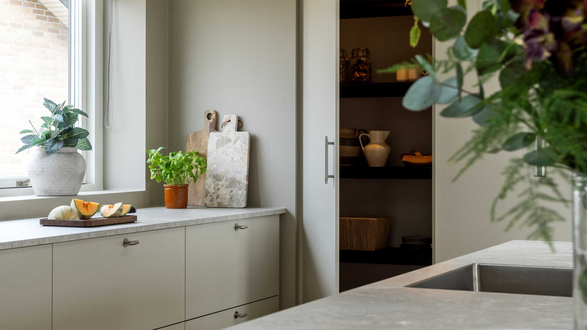 177 m2 moderne parcel med carport og overdækket terrasse