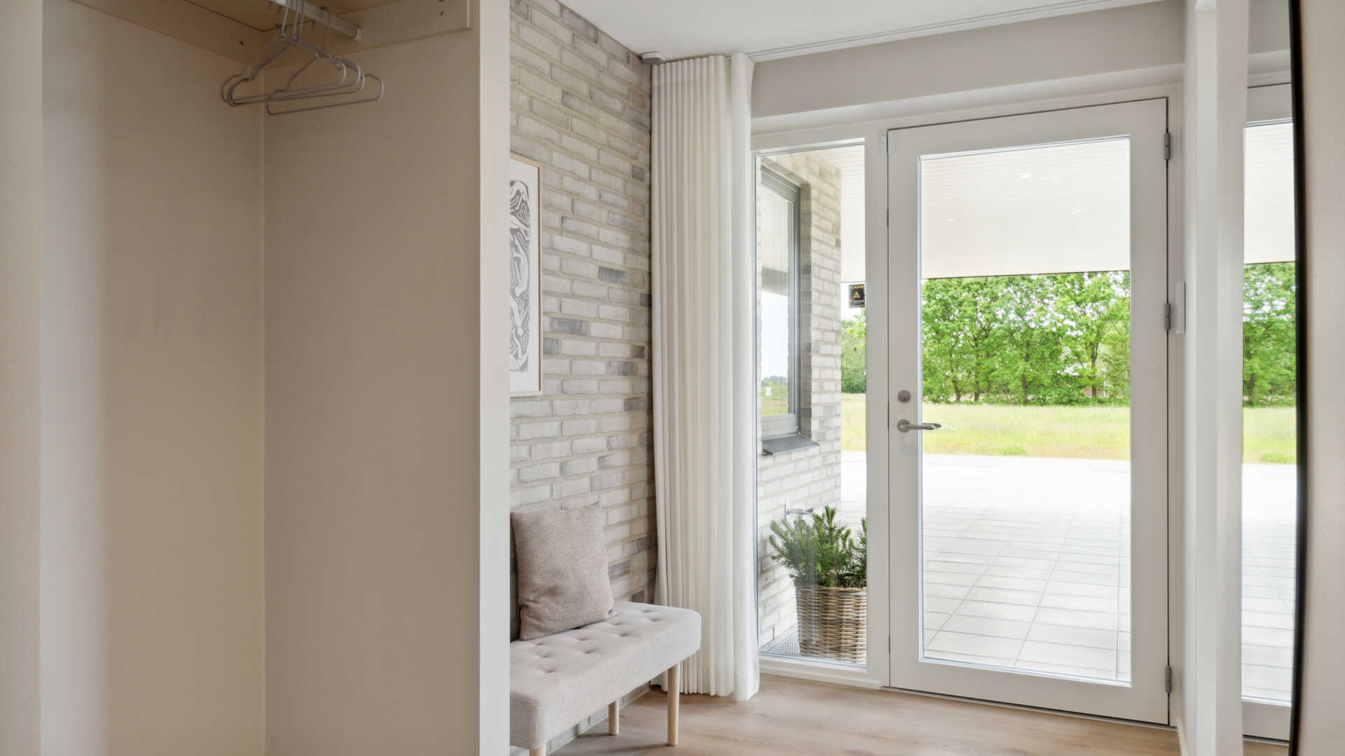 177 m2 moderne parcel med carport og overdækket terrasse