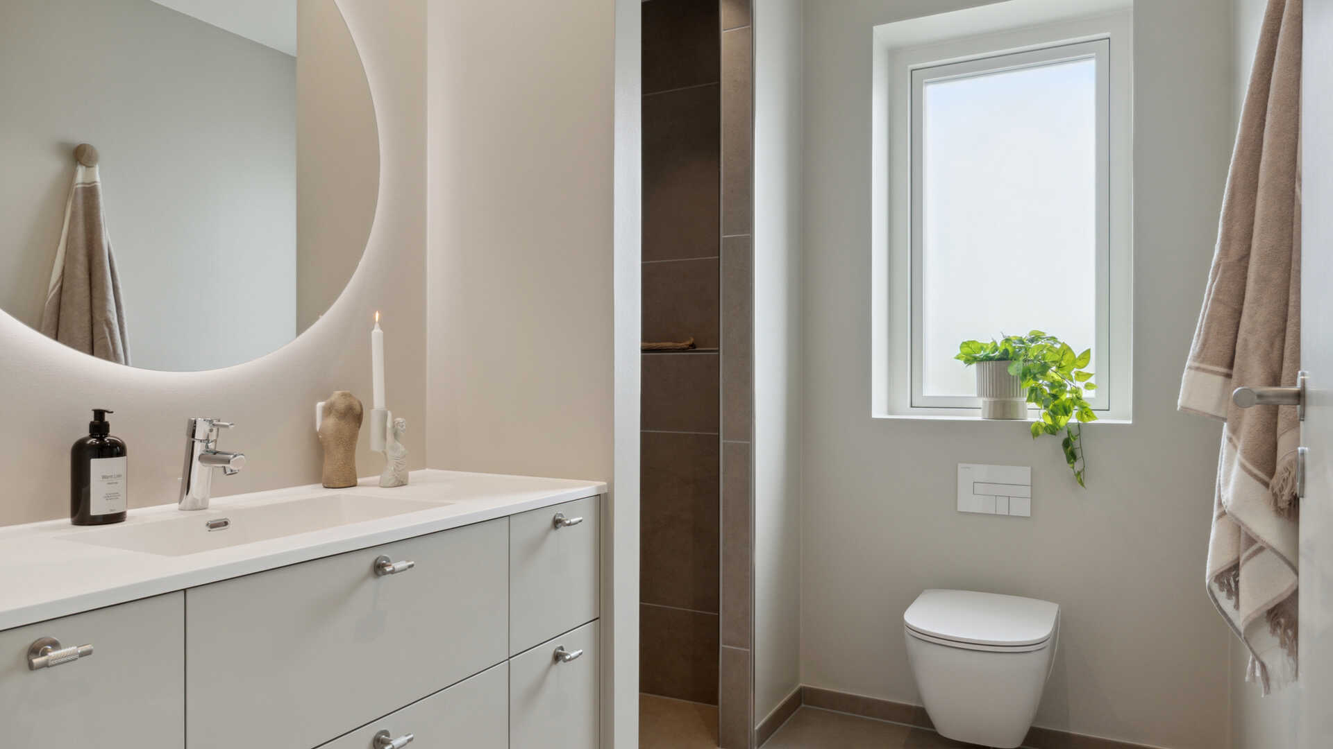 177 m2 moderne parcel med carport og overdækket terrasse