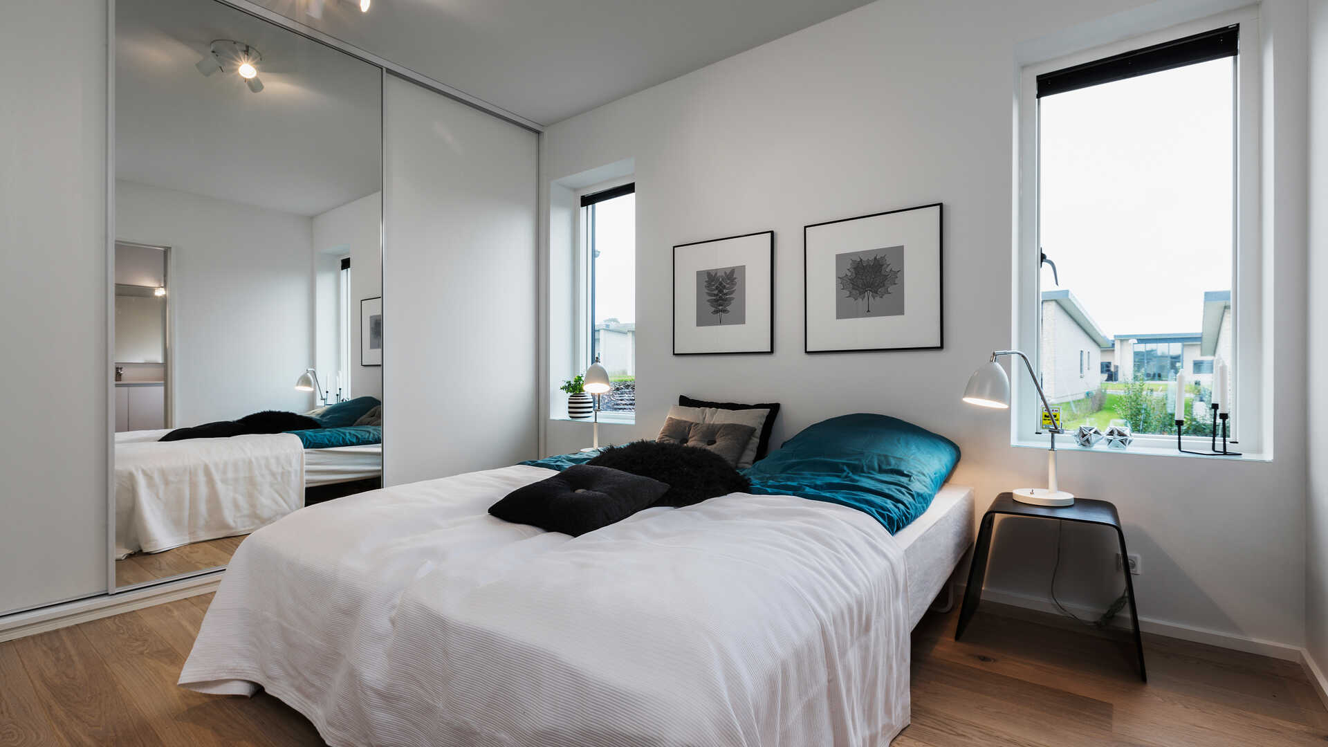 Indret et lækkert soveværelse lige som det passer jer. Mulighederne er nærmest uendelige ... Her er fx indrettet et lækkert forældresoveværelse med store vinduer og skabsvæg med spejl.