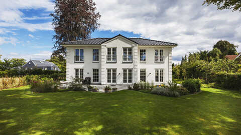 Palæariktektur smukt udført i to-plans villa med eksklusive detaljer som fx hjørnekvadrer, sprossede vinduer og franske altaner m.m. Villaen er på alle måder gennemsyret af smukke materialevalg som de glaserede lertegl på det valmede tag og af en kompromisløs kærlighed til patricier-stilen.