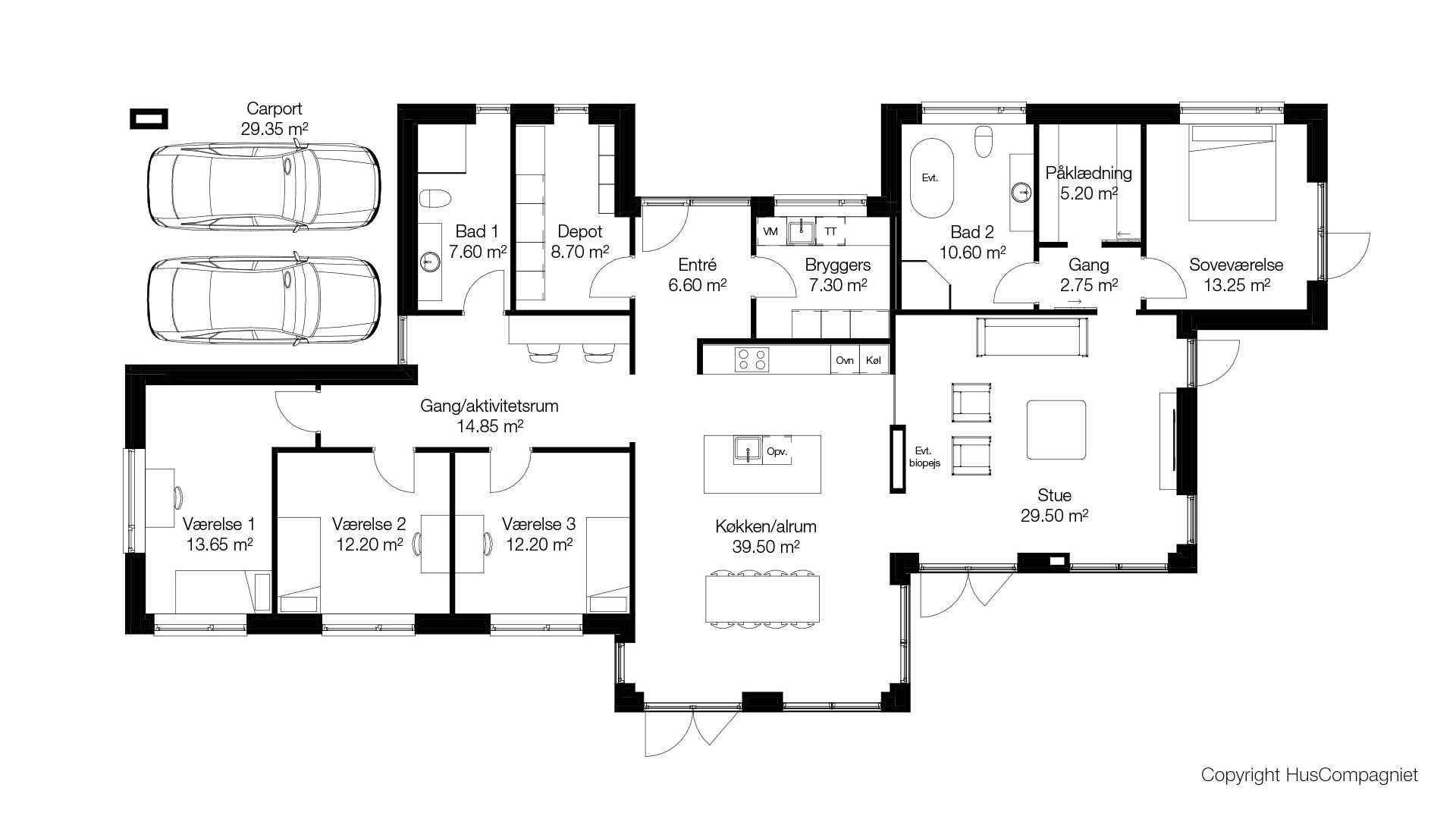 Dette hus er opført som forskudt længehus og indeholder tre børneværelser plus forældreafdeling. Bemærk også biopejsen som opdeling af køkken/alrum og stue